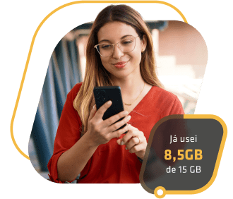 Mulher segurando um celular e uma descrição em baixo: Já usei 8,5gb de 15gb